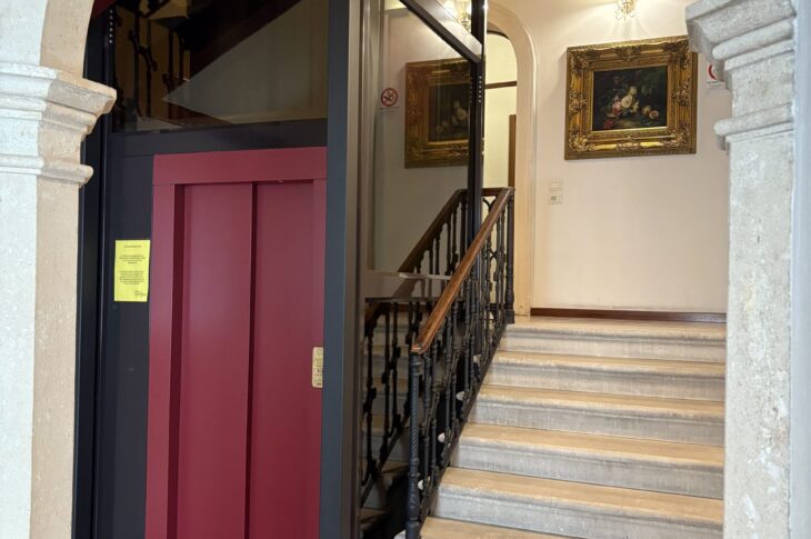 Foto dell'entrata principale con ascensore