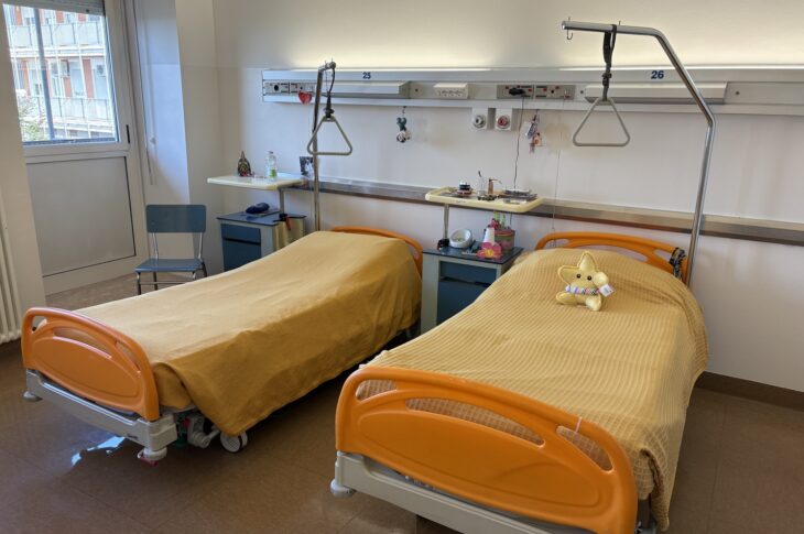 Foto di una camera con 2 letti