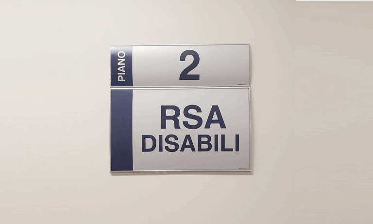 Foto della targhetta del piano 2 con la scritta Rsa disabili
