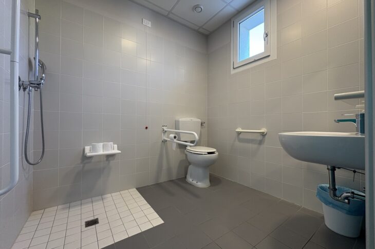 Foto del bagno attrezzato di una camera