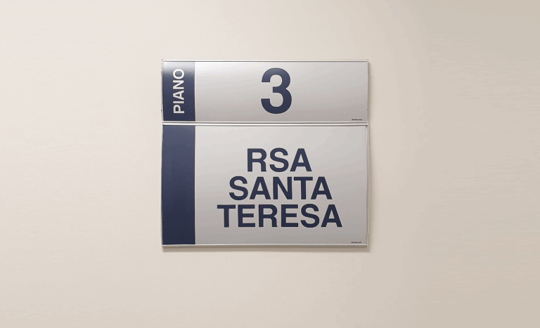 Foto della targhetta del piano 3 con la scritta Rsa Santa Teresa