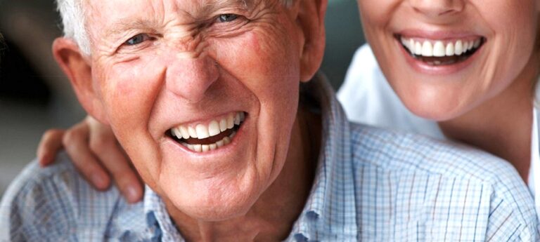 Foto di un signore anziano e una dottoressa