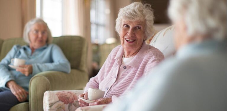 Foto con delle signore anziane che bevono il the