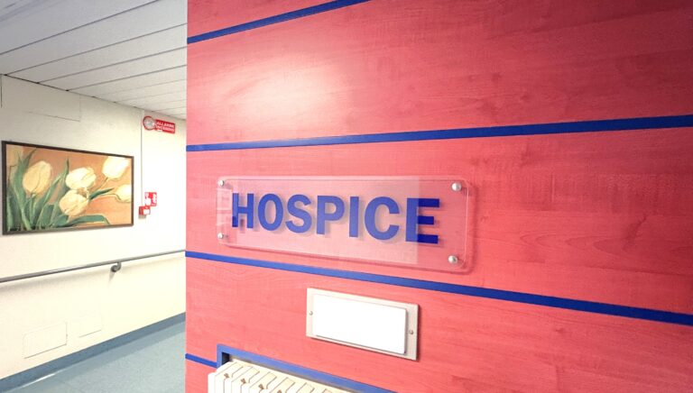 Foto della targhetta con scritto Hospice