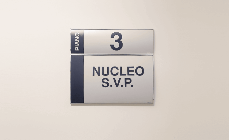 Foto della targhetta del piano 3 con scritto Nucleo S.v.p.