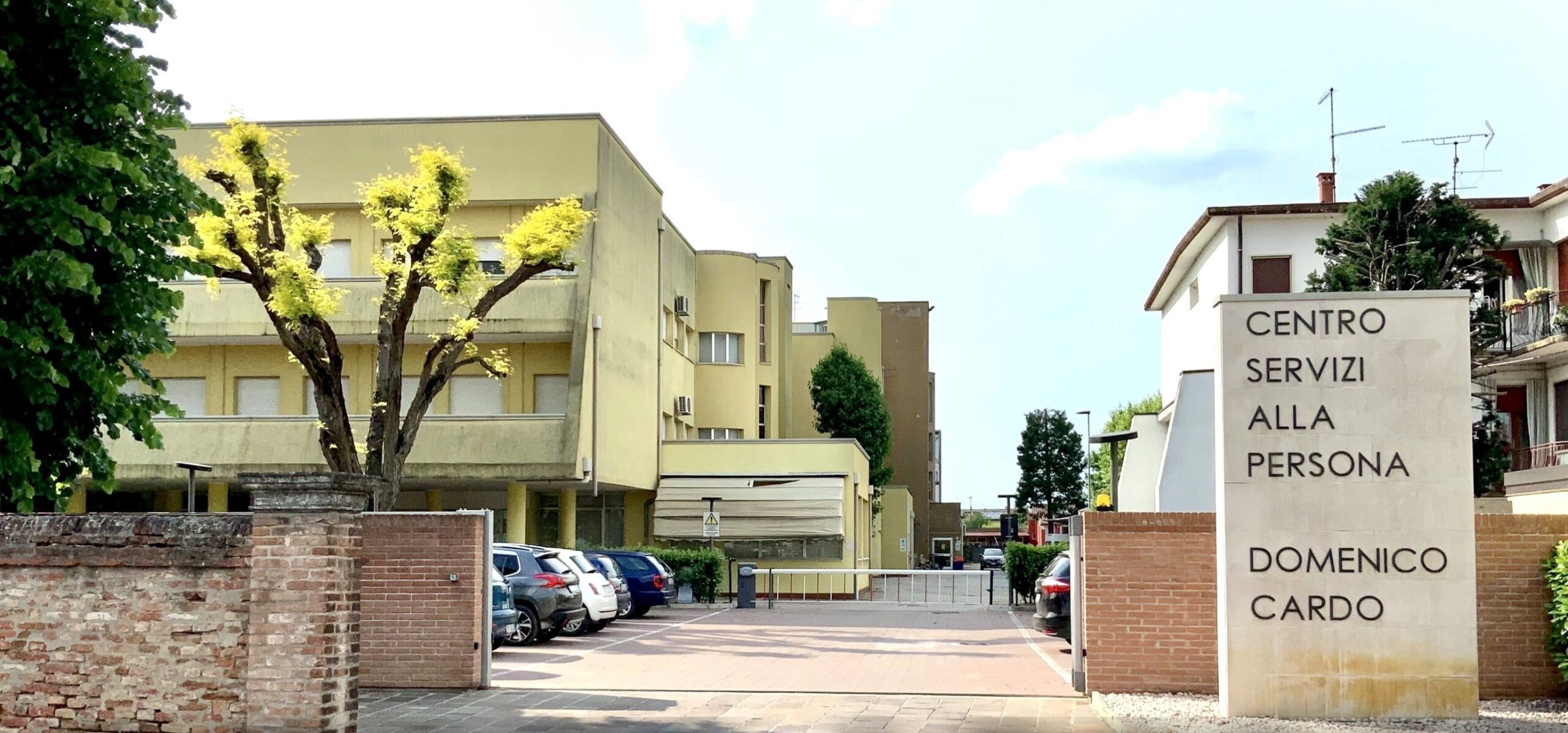 Foto entrata e struttura del Centro Servizi