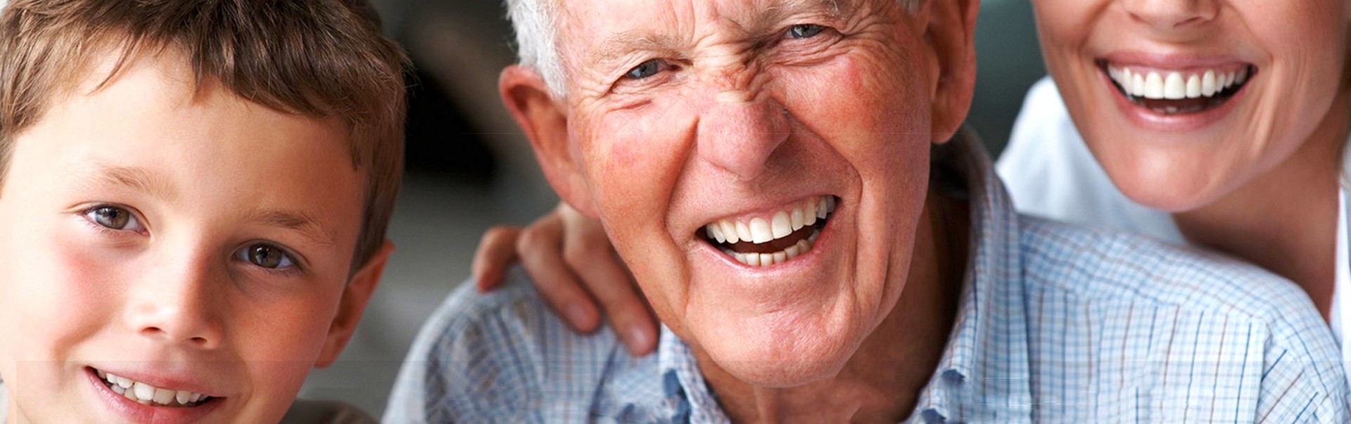 Foto di un signore anziano, una dottoressa, e un bambino